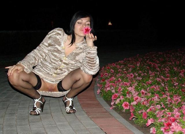 Смелая брюнетка показывает свою пизду под юбкой и сиськи 16  картинка xxx скачать