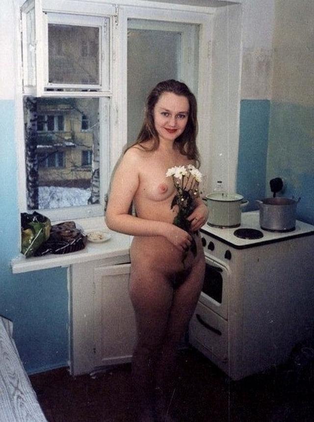 Примерные жёнушки очень умело раздвигают свои ножки и сосут сразу у двоих 9  картинка xxx скачать
