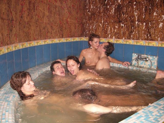 Брюнетки из сауны трахнулись с клиентами в групповухе 22  картинка xxx скачать