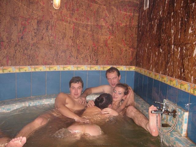 Брюнетки из сауны трахнулись с клиентами в групповухе 32  картинка xxx скачать