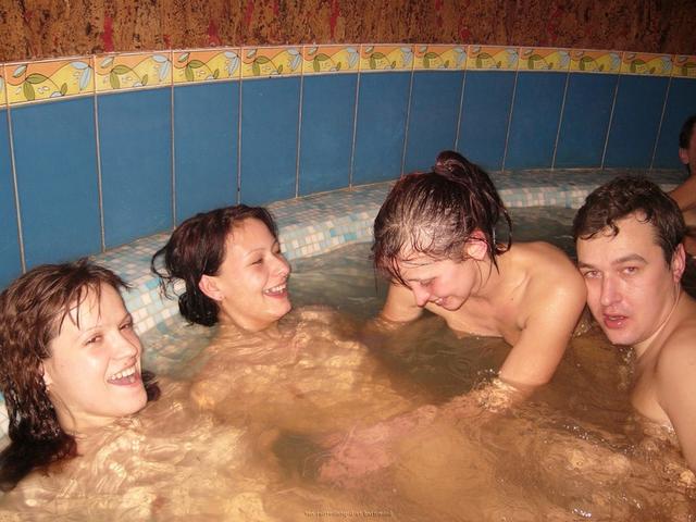 Брюнетки из сауны трахнулись с клиентами в групповухе 28  картинка xxx скачать