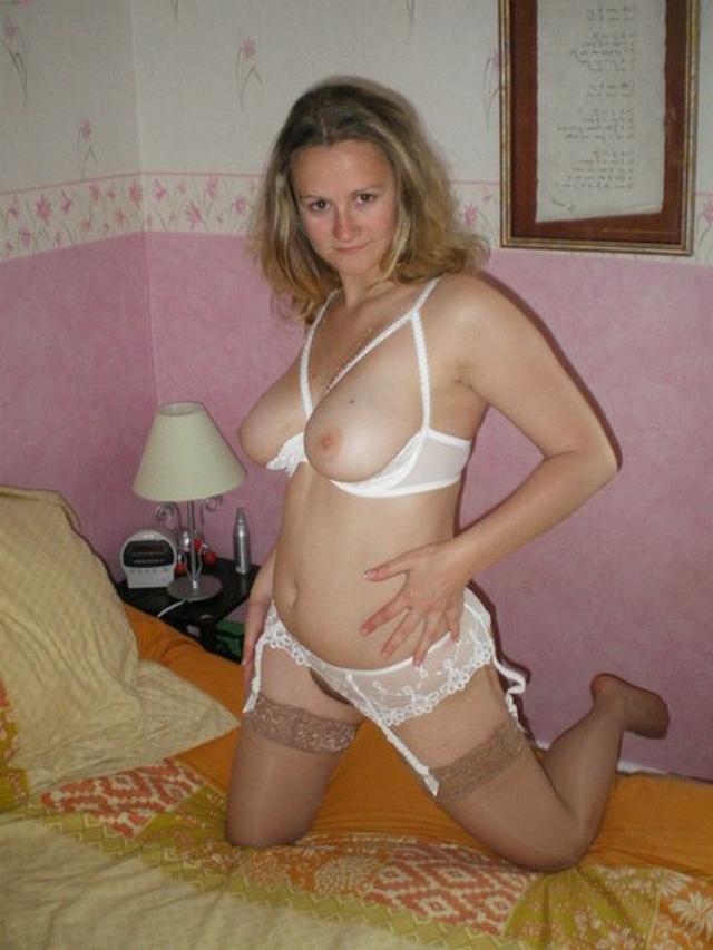 Нескромная домохозяйка показывает дойки и пилотку 2  картинка xxx скачать