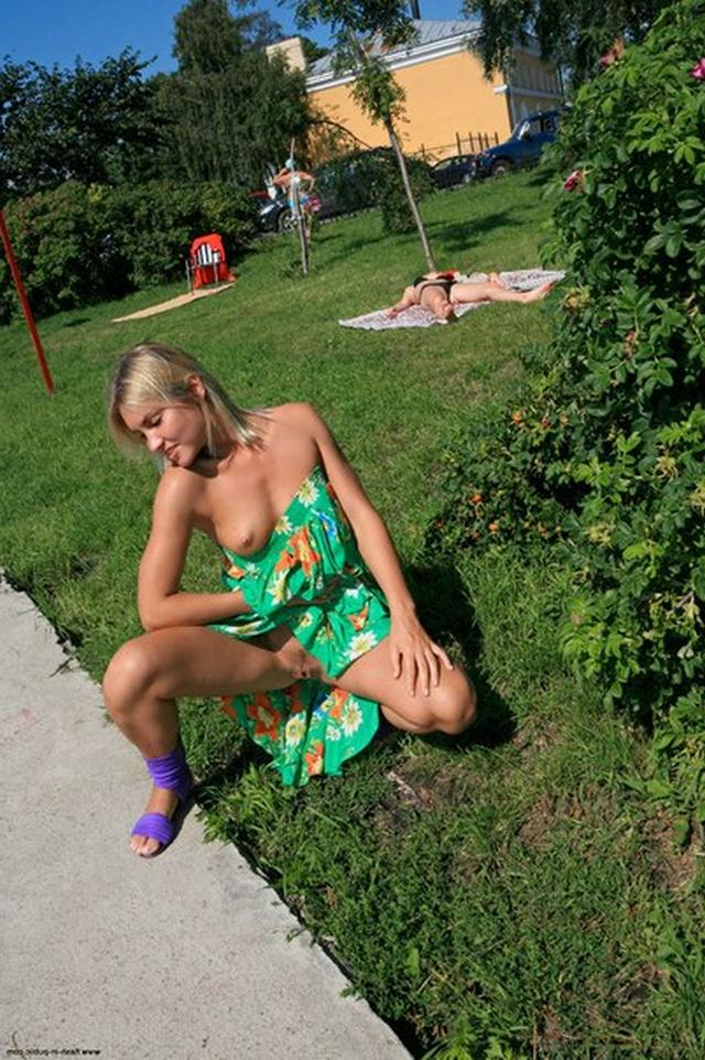 Озабоченная блонди не любит носить трусики и показывает вагину на улице 22  картинка xxx скачать