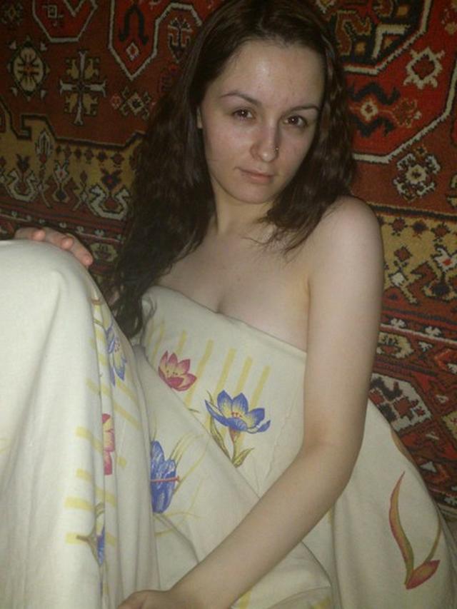 Симпатичная развратница эротично раздевается дома 4  картинка xxx скачать