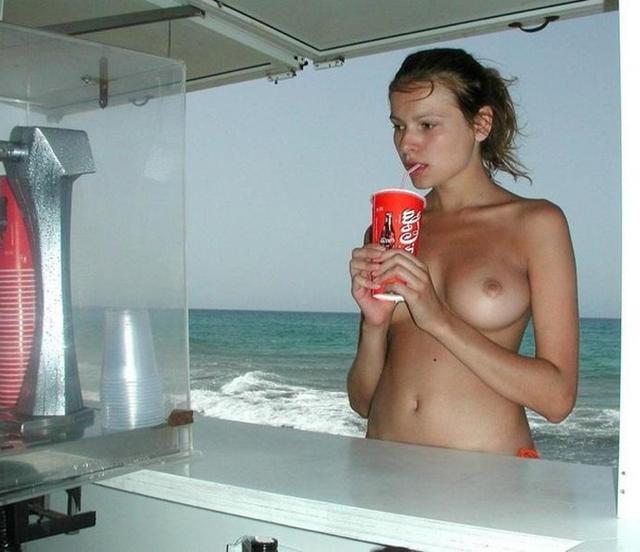 Красотки на пляже могут ходить в трусиках и без 2  картинка xxx скачать