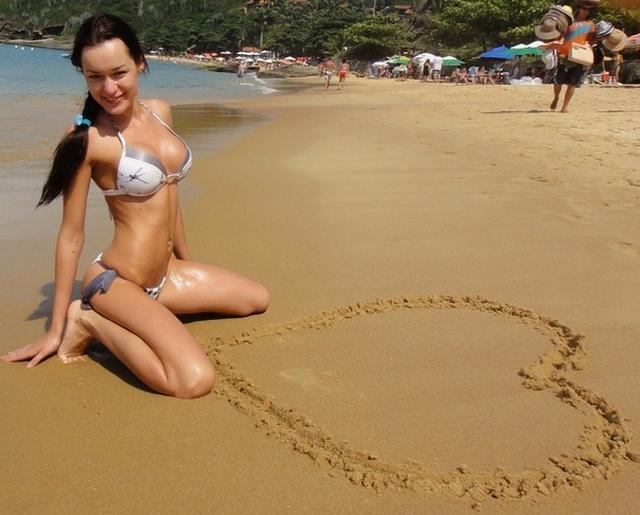 Красотки на пляже могут ходить в трусиках и без 11  картинка xxx скачать