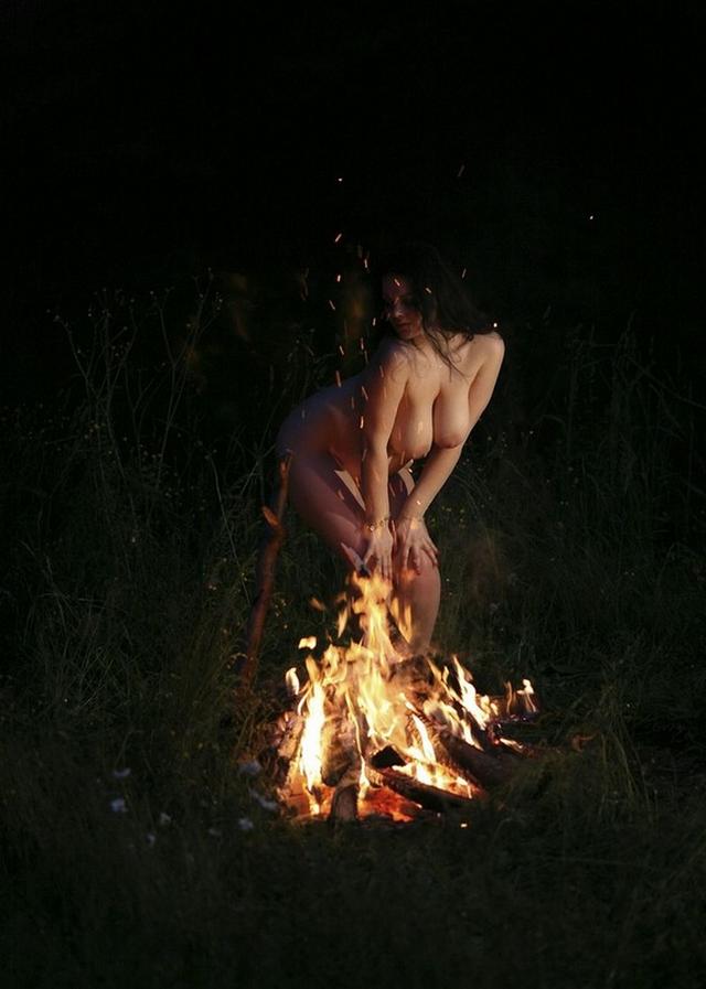 Голые танцы сисястой мамы у костра ночью 8  картинка xxx скачать