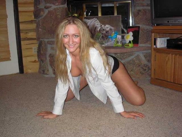 Красивые и откровенные тёлочки позируют дома в лучших позах 8  картинка xxx скачать